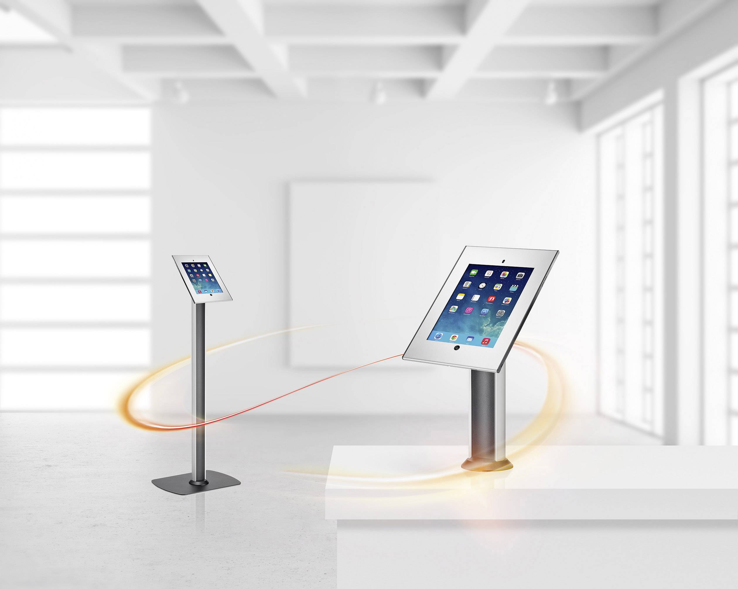 Dwa wyświetlacze tableту w nowoczesnych, jasnych pomieszczeniach. Jeden jest zamocowany na statywie, drugi stoi na stole z otaczającą go smugą świetlną.