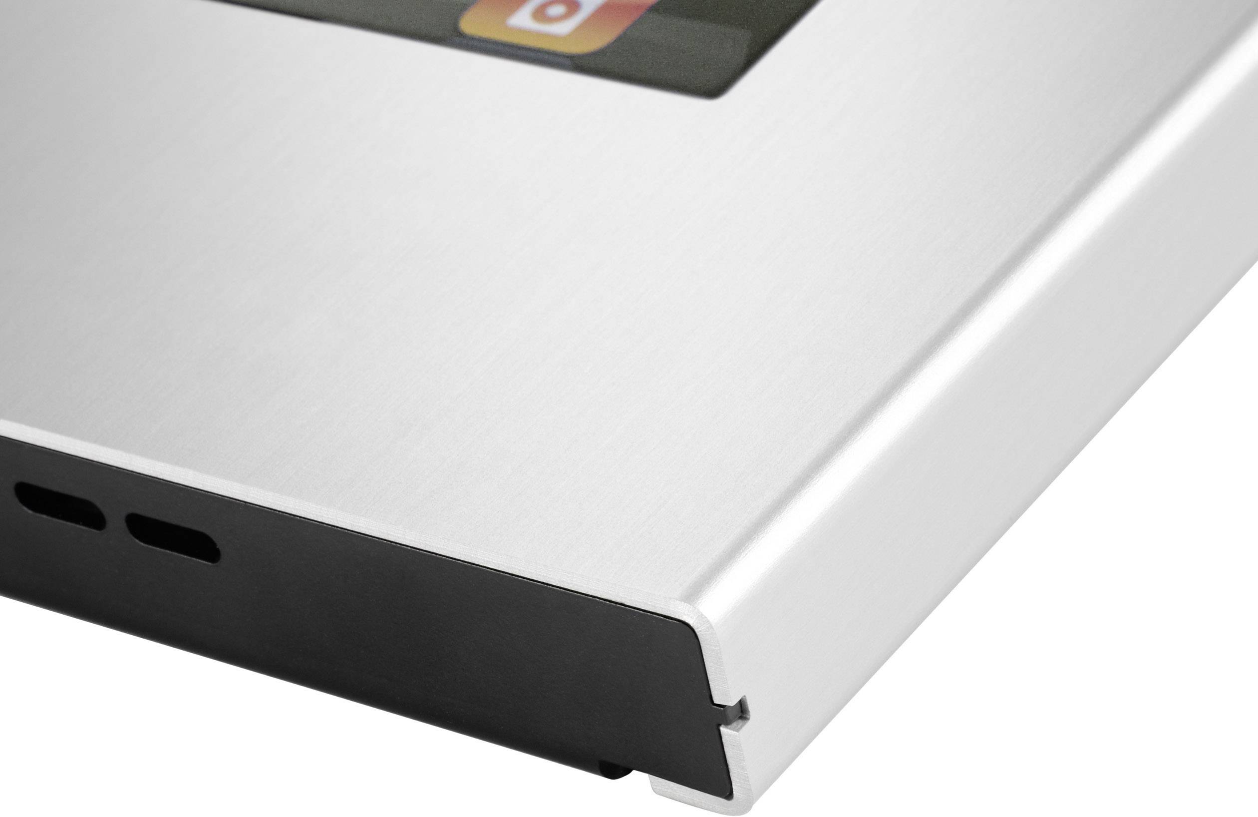 Srebrna metalowa rama z czarnym wkładem w jednym rogu. W lewym górnym rogu częściowo widoczny jest kolorowy symbol.