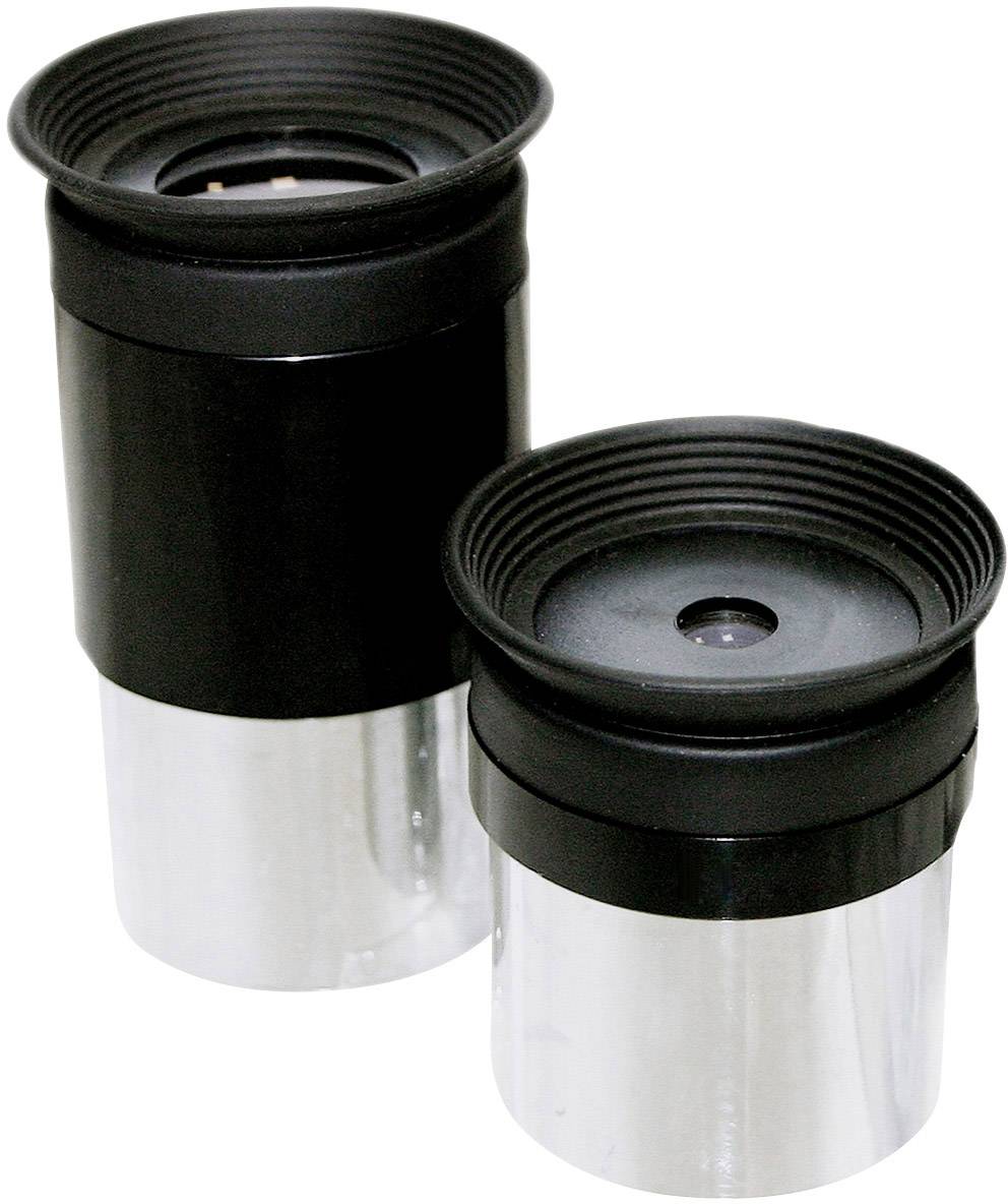 Dwa czarne teleskopowe okulary z srebrną podstawą obok siebie. Lewy okular jest większy od prawego.