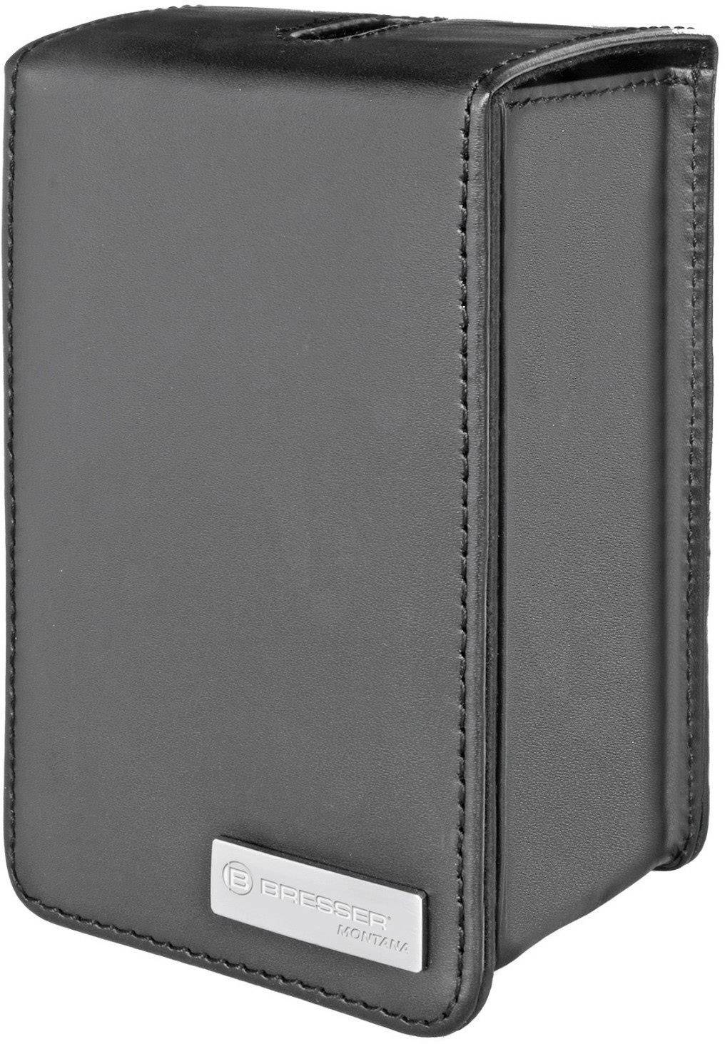Czarna skórzana szkatułka z zaokrąglonymi krawędziami, nazwa marki 'Bresser' na srebrnej etykiecie w lewym dolnym rogu.