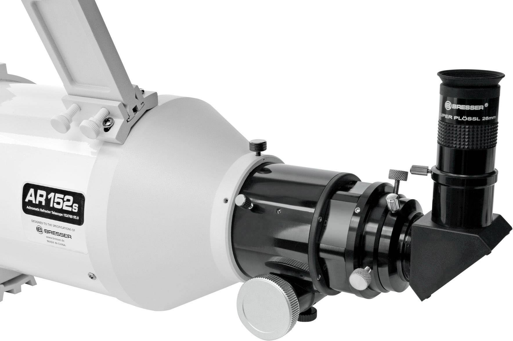 Białe teleskopowe urządzenie modelowe 'AR 152s' z czarnym okularem i precyzyjnymi ustawieniami, sfotografowane pod skosem.