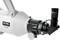 Białe teleskopowe urządzenie modelowe 'AR 152s' z czarnym okularem i precyzyjnymi ustawieniami, sfotografowane pod skosem.