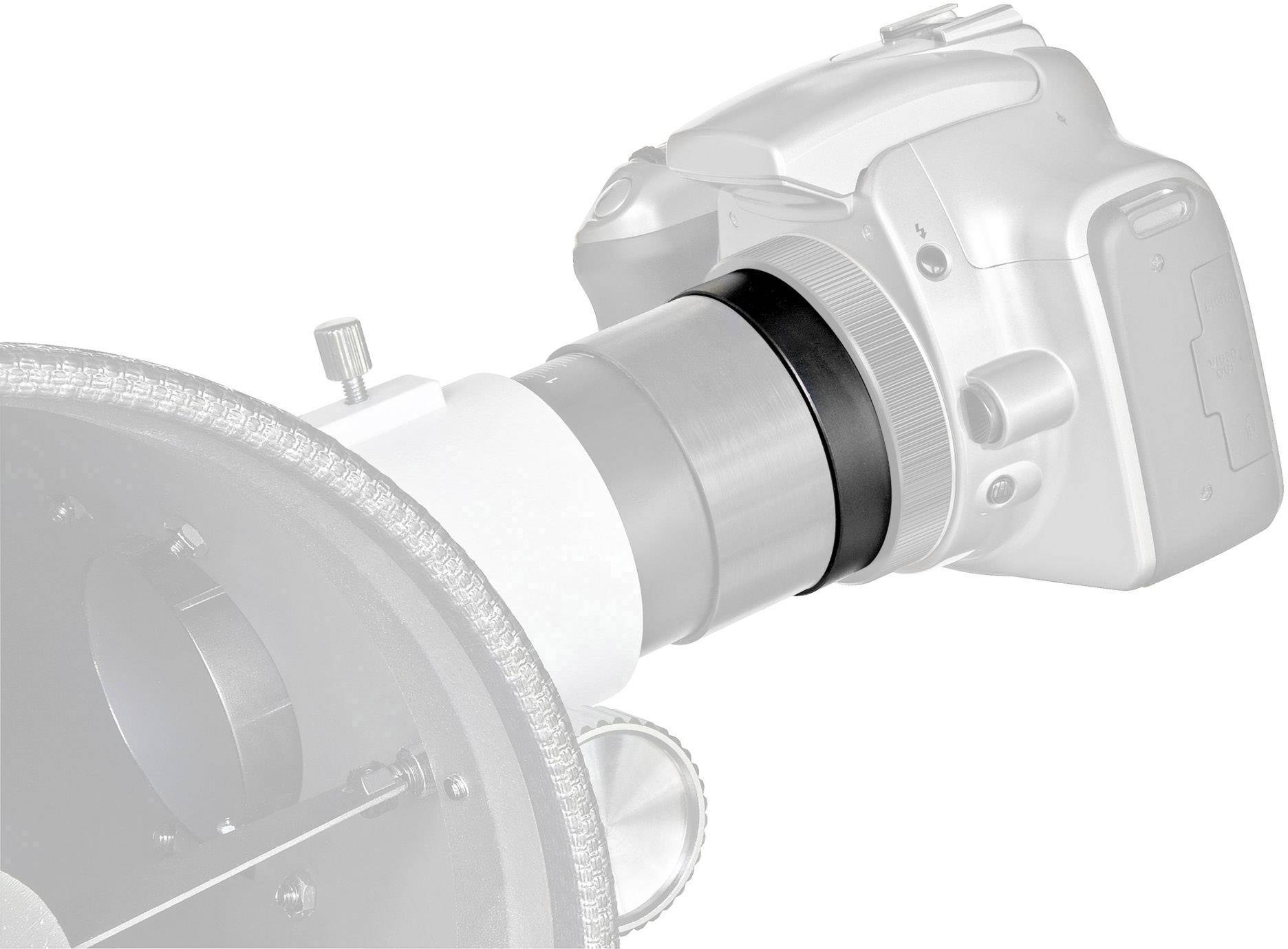 Aparat cyfrowy z zamontowanym adapterem teleskopowym, odpowiedni do astrofotografii.