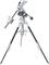 Srebrny teleskop na trójnożnym statywie, wyposażony w mechanizm montażowy do obserwacji nieba.