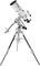 Białe teleskop astronomiczny stoi na trójnożnym statywie, gotowy do obserwacji nieba.