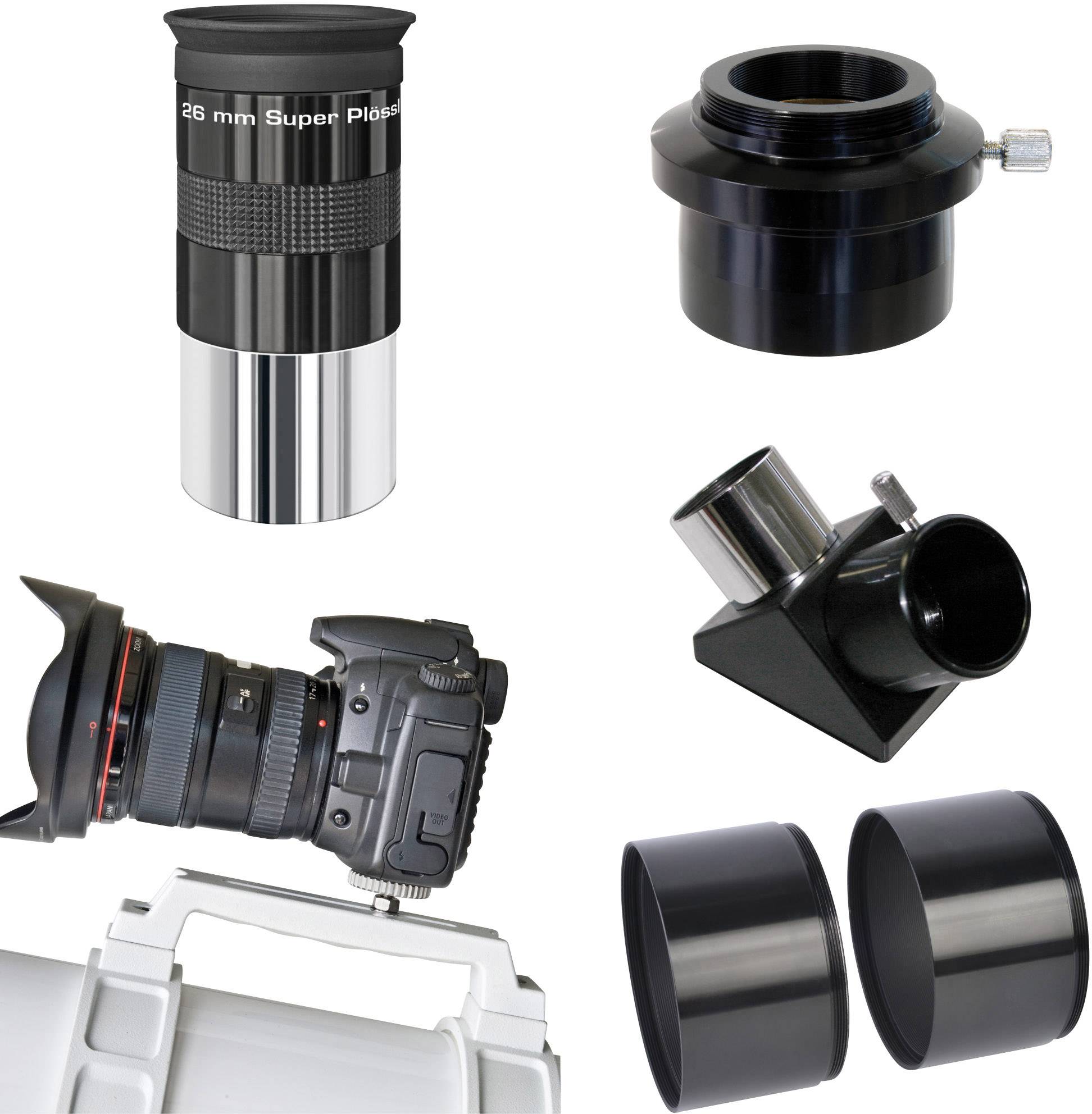 Różne elementy wyposażenia fotograficznego, w tym obiektyw aparatu, adapter teleskopowy oraz pozostałe komponenty optyczne.