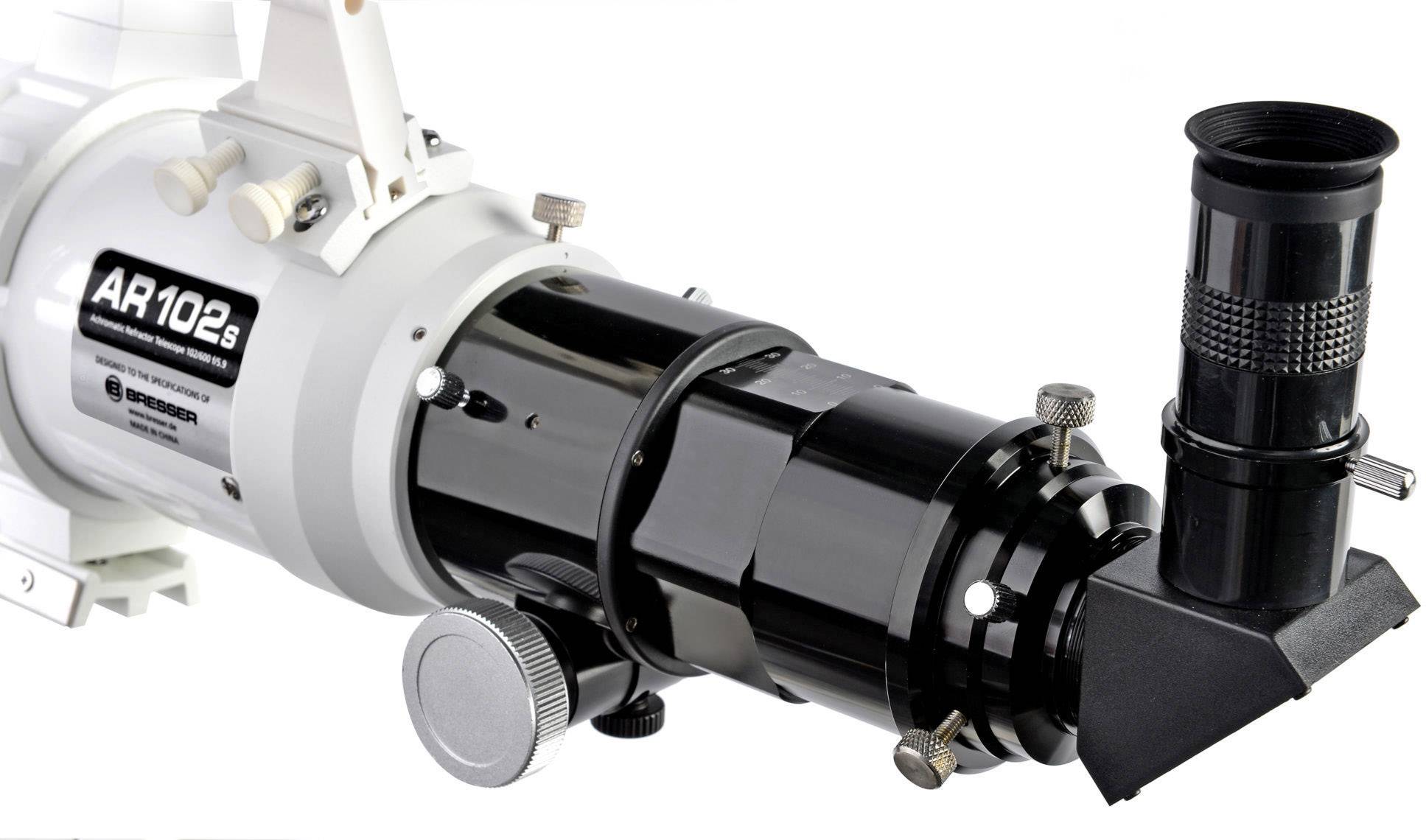 Czarno-białe obiektyw teleskopowy. Widoczna jest strona z pokrętłem ostrości i otworem obiektywu.