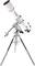 Białego teleskopu na trójnożnym statywie, z kilkoma pokrętłami regulacyjnymi i celownikiem. Idealny do obserwacji nieba.