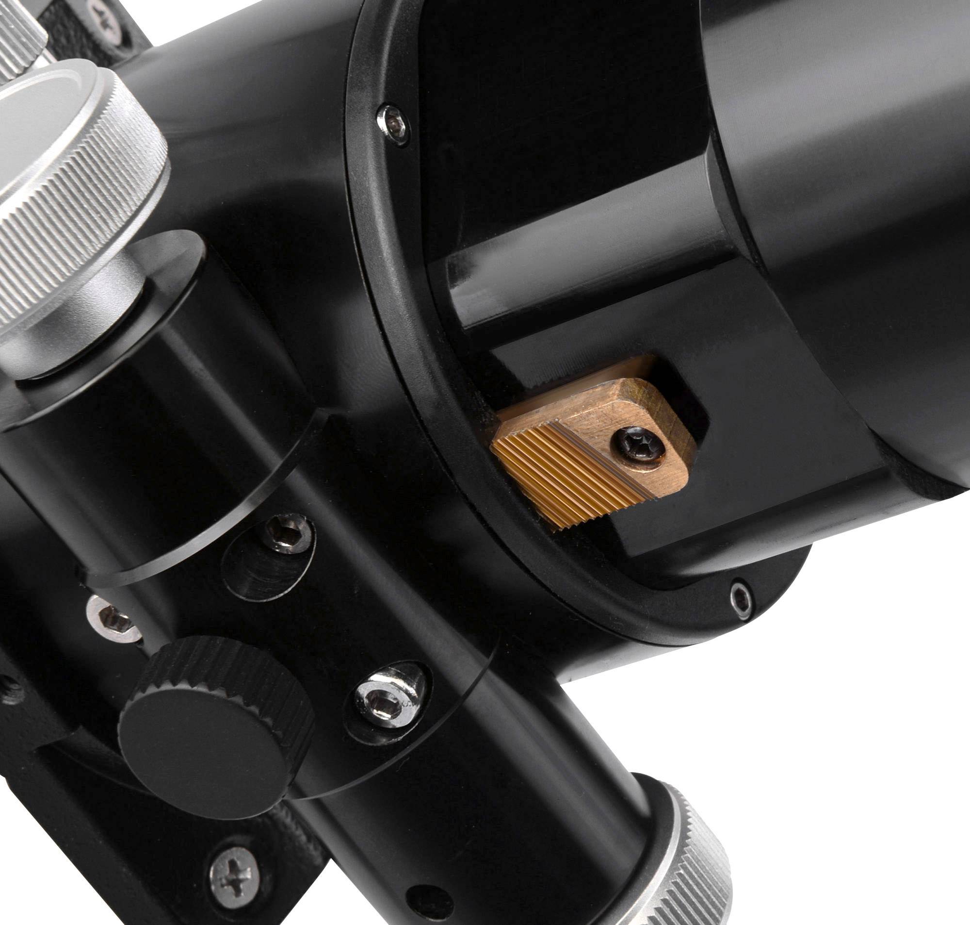 Zbliżenie czarnego urządzenia metalowego z srebrnymi pokrętłami z rowkami i pomarańczowym akcentem. Prawdopodobnie fragment aparatu fotograficznego lub mikroskop.