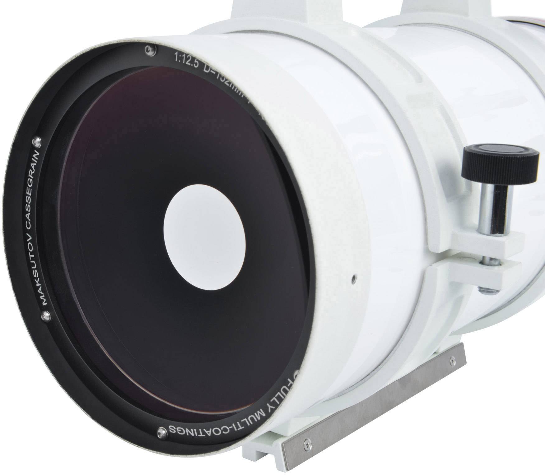 Białyteleskop z czarnym pierścieniem obiektywu i pokrętłem regulacji ostrości, odpowiedni do obserwacji nieba, uchwycony w zbliżeniu.