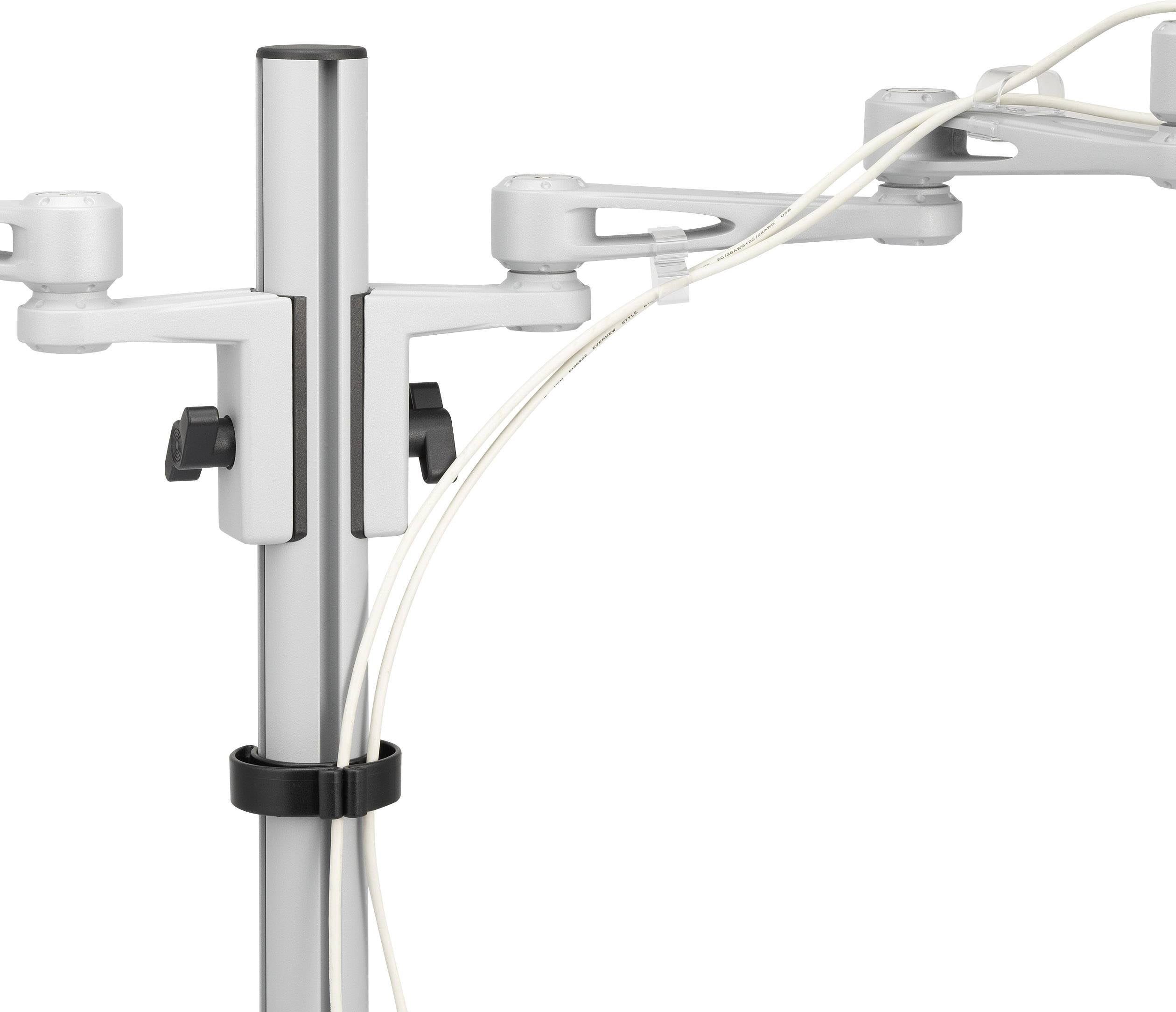 Szary metalowy stojak z podłączonym wężem plastikowym, stosowany w kontekstach medycznych.