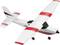 Modelarskie samoloty z białymi skrzydłami i czerwonymi paskami. Posiada śmigło z przodu oraz dwa koła pod spodem.