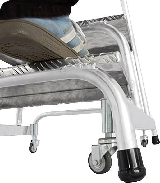 Stopa w sneakersie stoi na metalowym stopniu rusztowania. Poniżej widoczne są koła, które sugerują mobilność rusztowania.