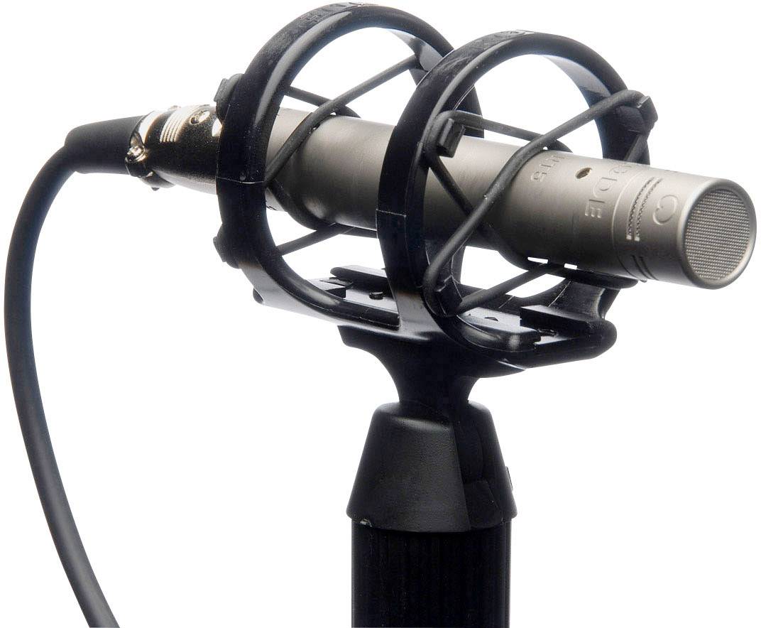 Srebrny mikrofon w uchwycie, podłączony kablem, stoi pionowo. Może być używany do nagrań dźwiękowych.