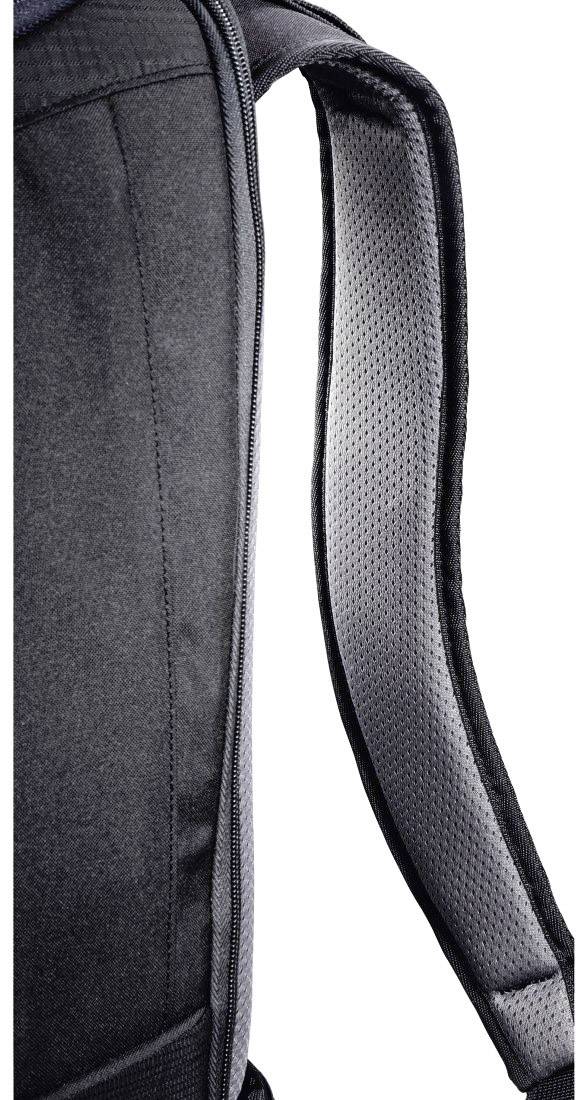 Zbliżenie na czarny plecak, wyposażony w wyściółkę i wykonany z materiału przepuszczającego powietrze, zapewniający większy komfort noszenia.