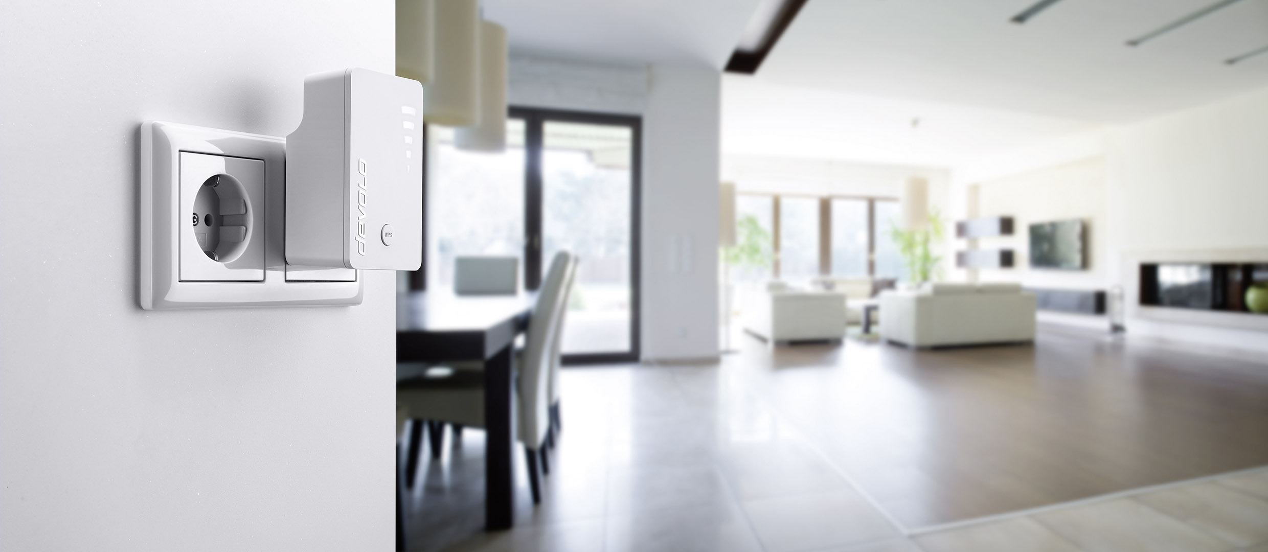 Inteligentne gniazdko w nowoczesnym salonie. Gniazdko jest zamocowane na ścianie i zintegrowane z systemem inteligentnego domu.