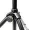 Czarny statyw trzystopowy z regulacyjną śrubą do regulacji wysokości. Odpowiedni dla kamer lub sprzętu oświetleniowego.