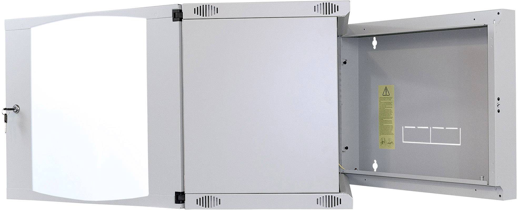 Otwarty, pusty szary metalowy schowek z drzwiami po lewej stronie i zamkiem, który można zamknąć na klucz.