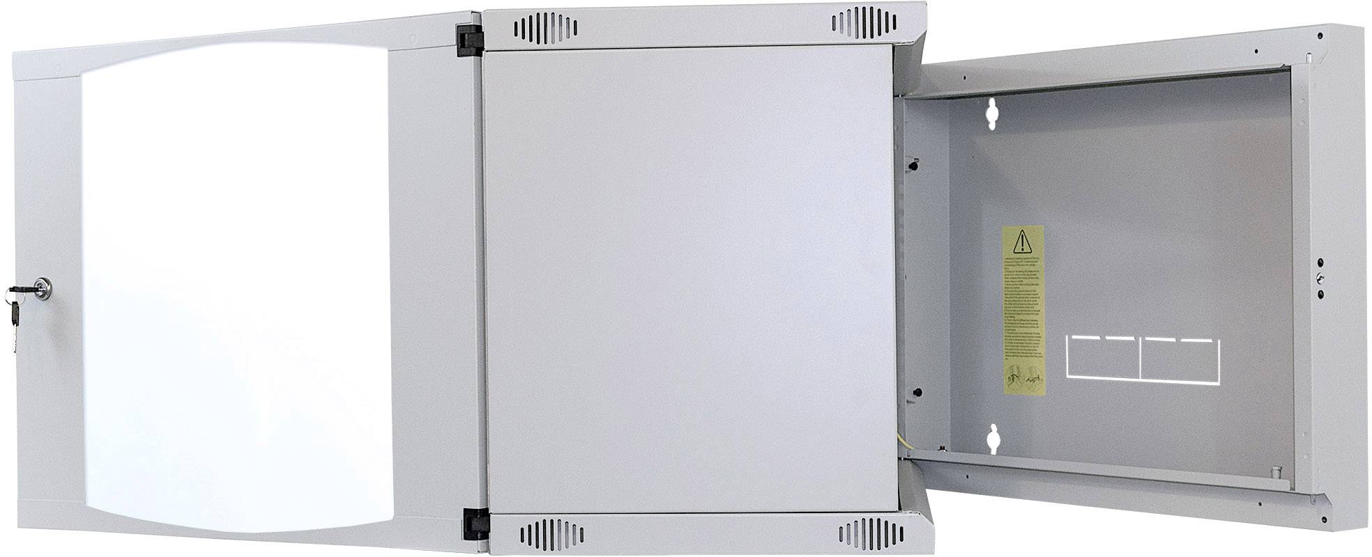 Metalowa obudowa w kolorze szarym z dwoma drzwiami. Lewe drzwi posiadają zamek, prawe drzwi są otwarte i ukazują wewnętrzną przegrodę.