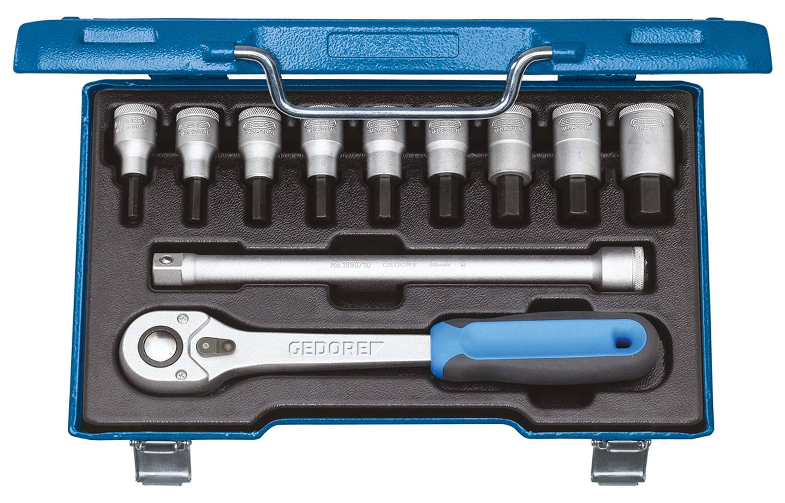 Zestaw kluczy nasadowych z grzechotką i przedłużkami w niebieskiej walizce. Zawiera różne rozmiary nasadek w uporządkowanych rzędach.