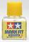 Mała plastikowa butelka z żółtą nakrętką, z napisem 'MARK FIT'. Zawiera płyn ułatwiający nakładanie kalkomanii w modelarstwie.