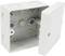 Biała, pusta puszka przyłączeniowa z tworzywa sztucznego z otwartą pokrywą, ukazująca wewnętrzne punkty mocowania oraz otwory wprowadzeniowe dla przewodów.