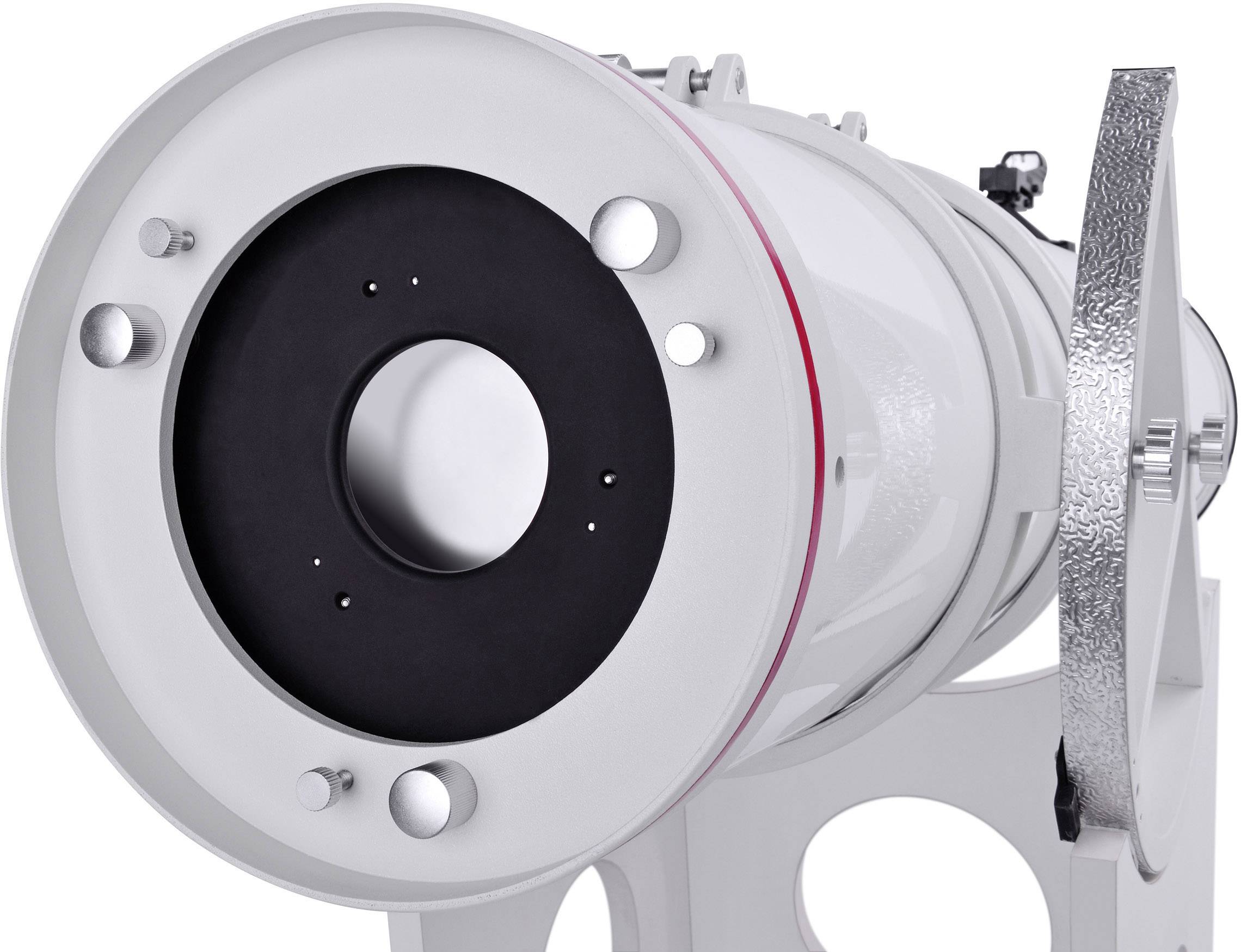 Białoskrzydły, cylindryczny teleskop z czarnym otworem i srebrnymi detalami w ciasnym kadrze.