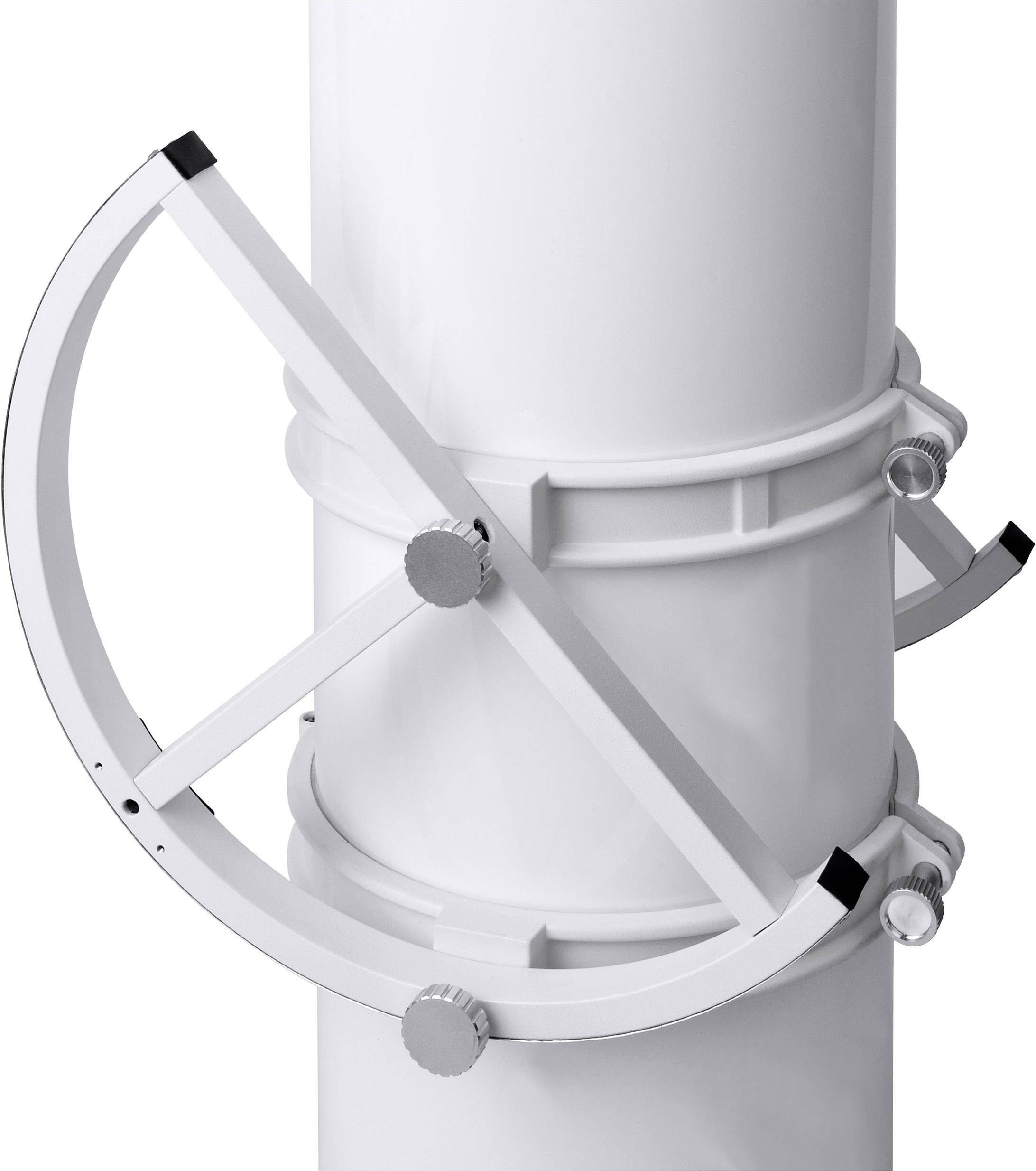 Biała rura z przymocowanym do niej kątomierzem. Kątomierz składa się z dwóch białych ramion i trzech regulowanych przycisków.