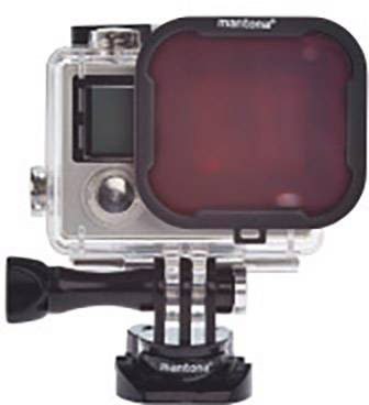 Podwodna kamera akcyjna w wodoszczelnej obudowie z czerwonym filtrem, zamocowana na adapterze statywowym.