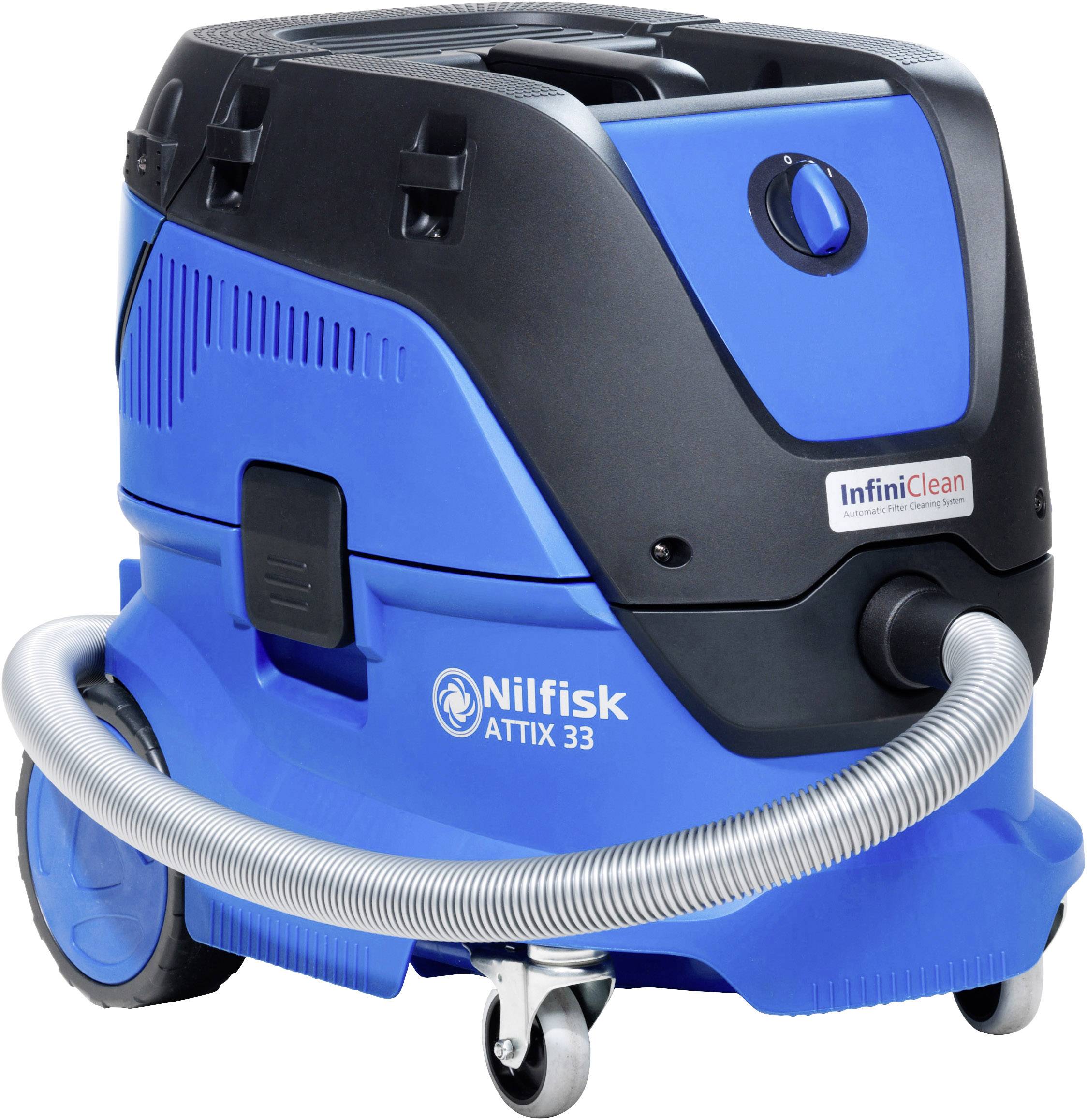 Niebieski przemysłowy odkurzacz z czarną górną częścią i szarym wężem. Marka 'Nilfisk Attix 33' i logo 'InfiniClean'.