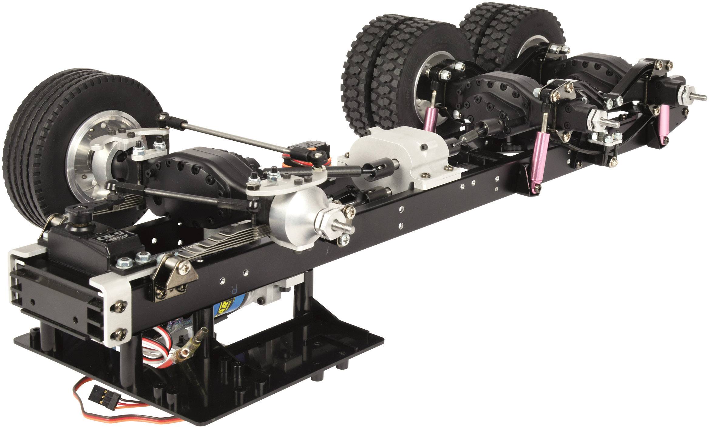 Podwozie modelu pojazdu z sześcioma kołami, niezależnym zawieszeniem i silnikami serwo, prezentuje budowę techniczną i mechanikę.