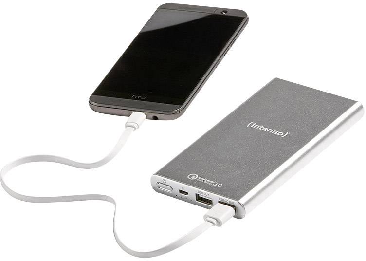 Smartfon jest ładowany za pomocą powerbanku Intenso przez kabel USB. Powerbank obsługuje szybkie ładowanie.