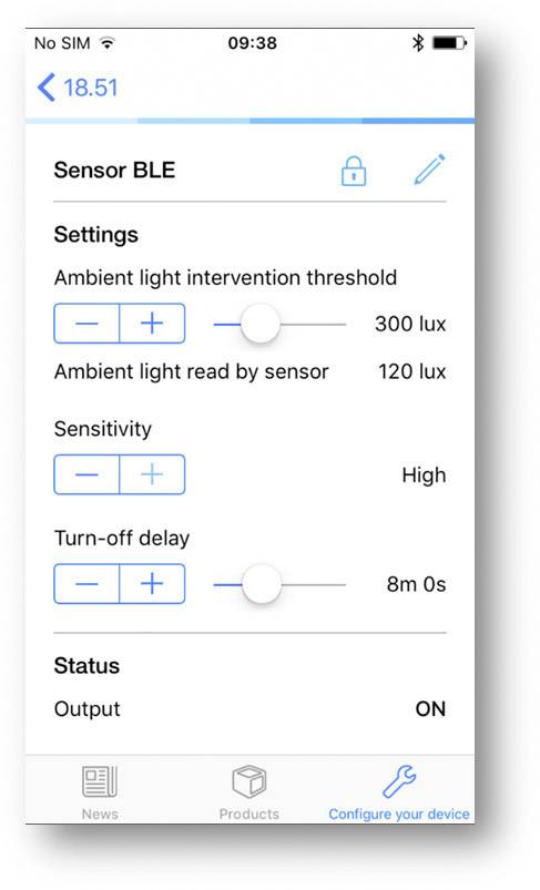 Ekran urządzenia ze sterowaniem sensorycznym: Ustawienia progu światła otoczenia (300 luksów), odczyt sensora (120 luksów), czułość (wysoka) oraz opóźnienie wyłączenia (8m 0s). Wyjście: WŁĄCZONE.