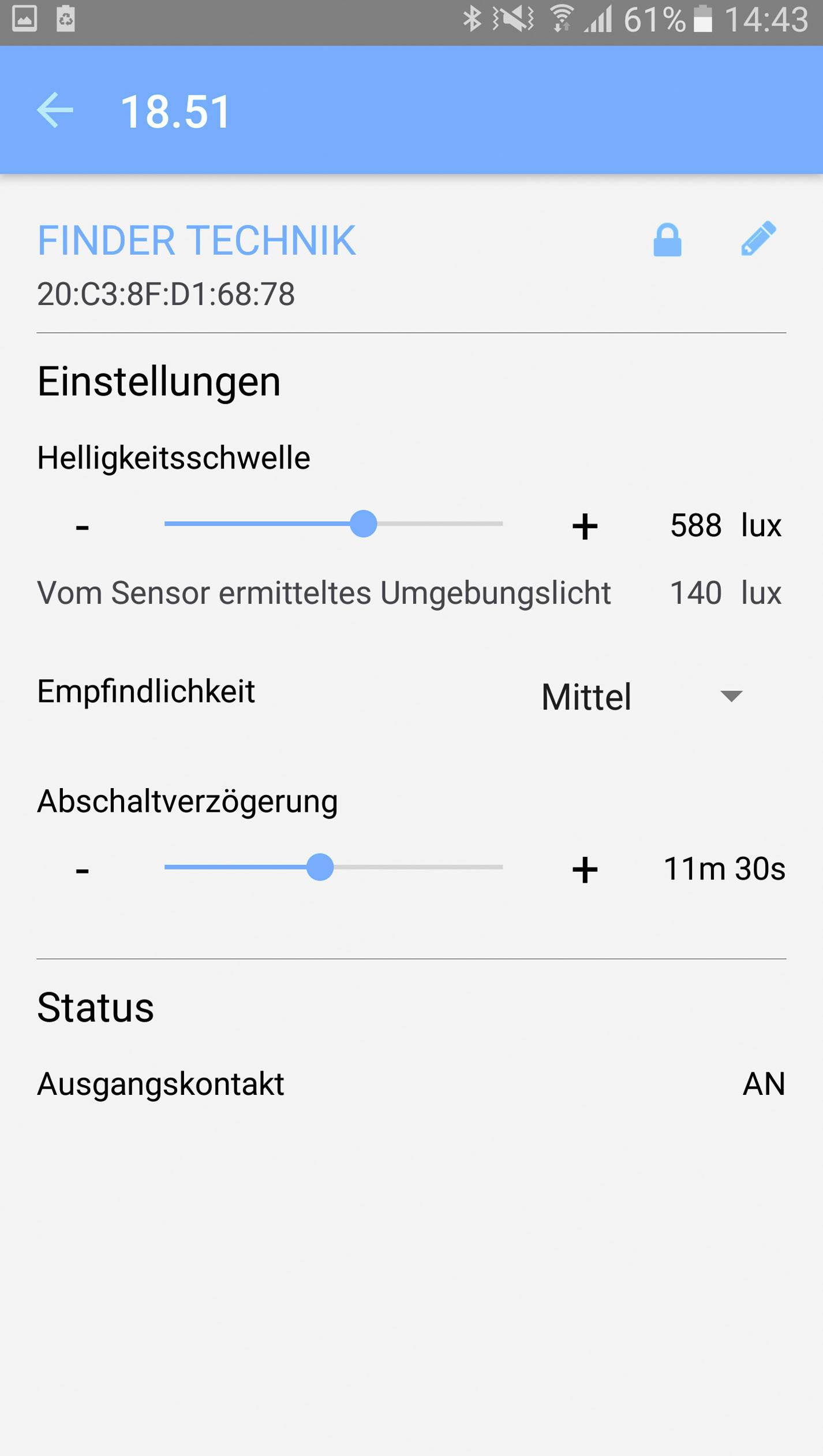 Zrzut ekranu aplikacji z informacjami o urządzeniu. Na górze: nazwa urządzenia i ID. W środku: ustawienia takie jak próg jasności i czułość. Na dole: status wskazuje 'Kontakt wyjściowy WŁĄCZONY'.