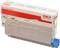 Wkład z tonerem firmy 'Oki Printing Solutions' w kolorze beżowym z niebieskim wieczkiem, umieszczony przed pudełkiem.