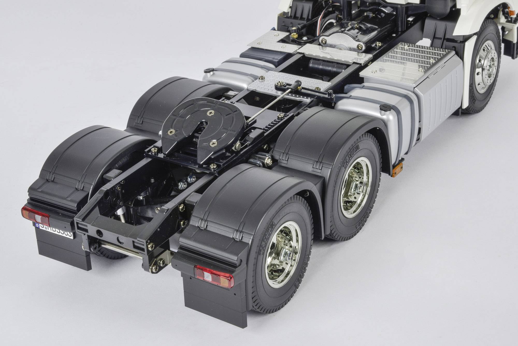 Widać tylną część ciężarówki bez przyczepy. Pokazuje podwójną oś oraz mechanizm sprzęgu siodłowego.