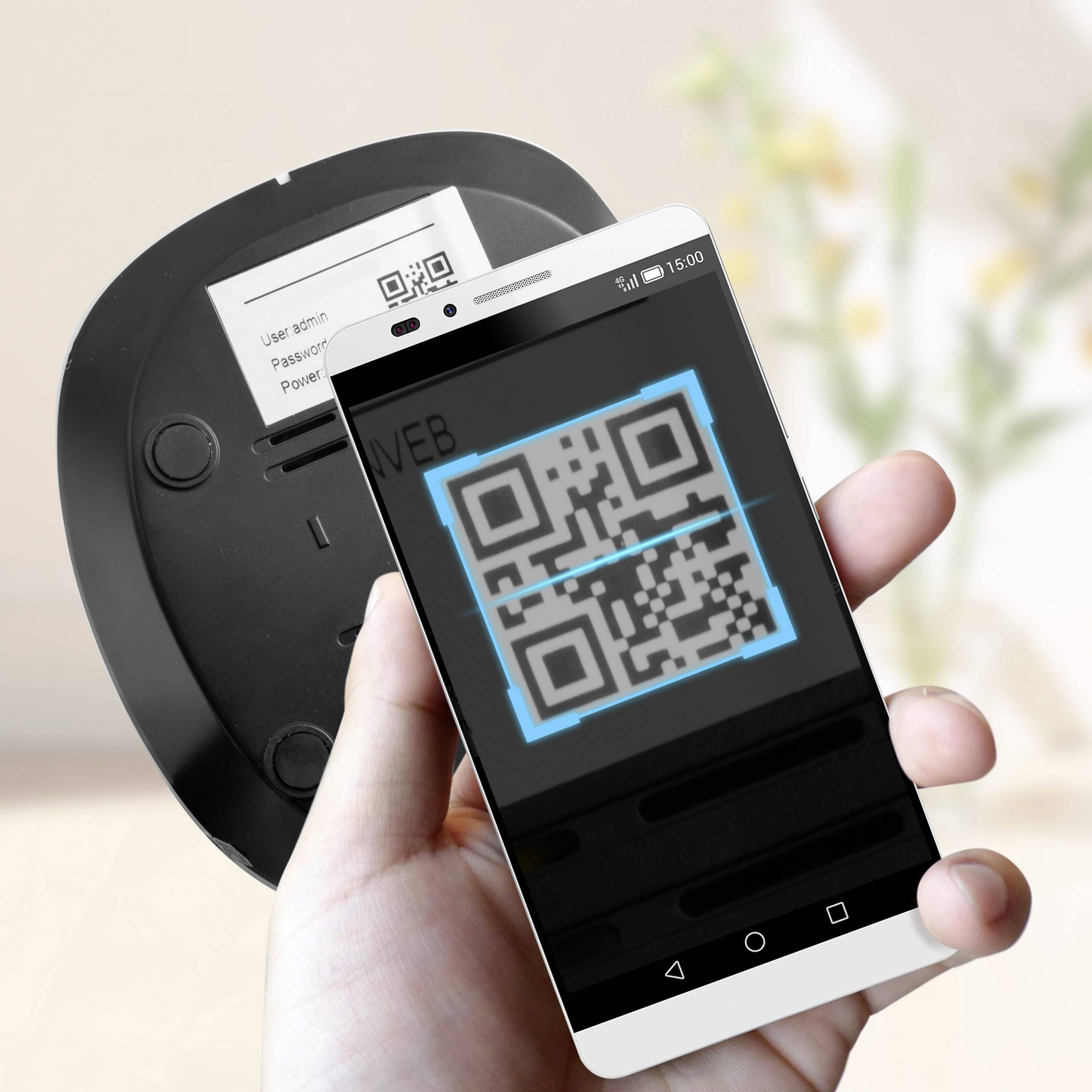 Dłoń trzyma smartfon, który skanuje kod QR na innym urządzeniu. Kod QR jest oznaczony na niebiesko. W tle rozmyte motywy kwiatowe.