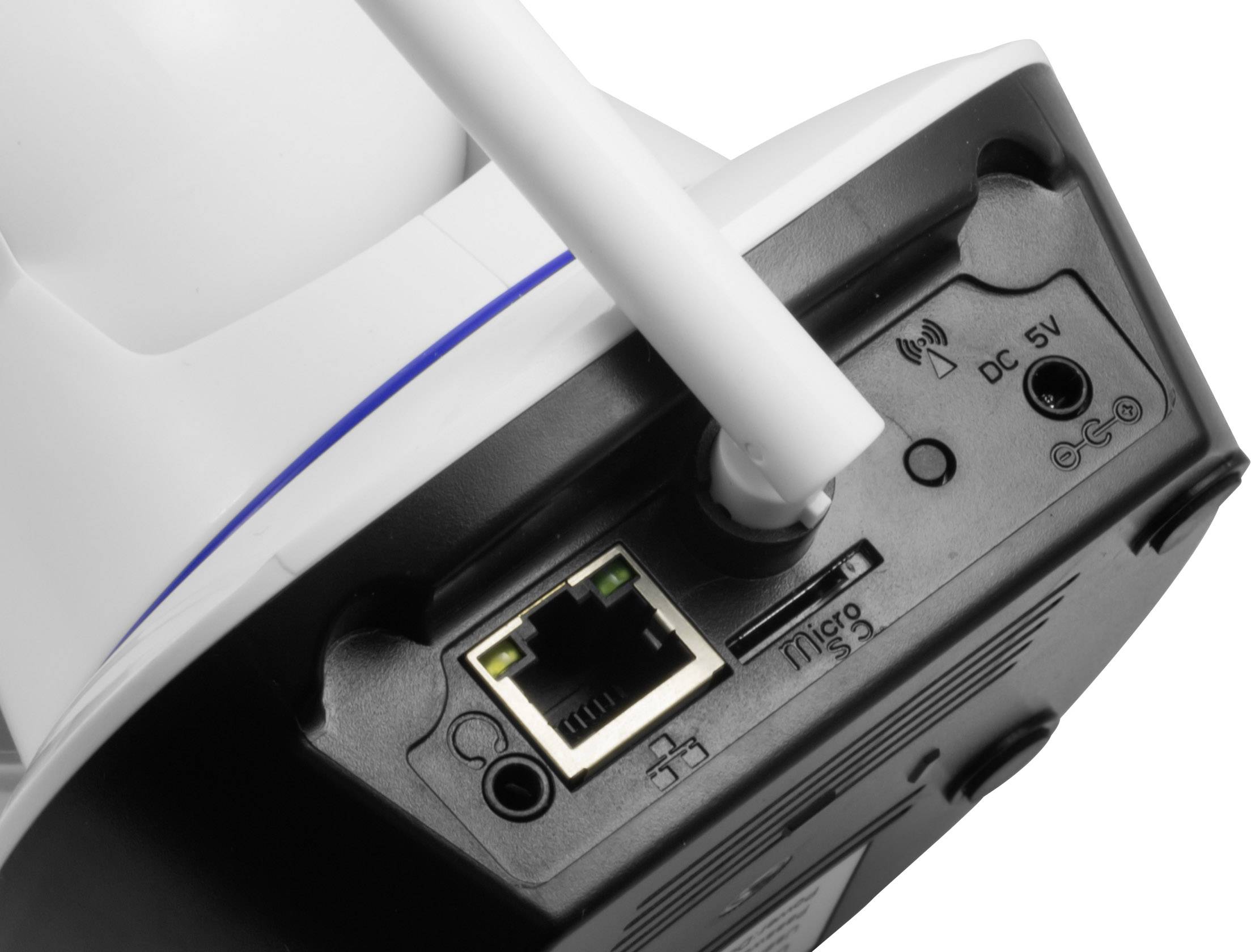 Kamera monitorująca sfotografowana od dołu, pokazująca złącza LAN, micro SD oraz zasilania, z anteną do połączenia Wi-Fi.