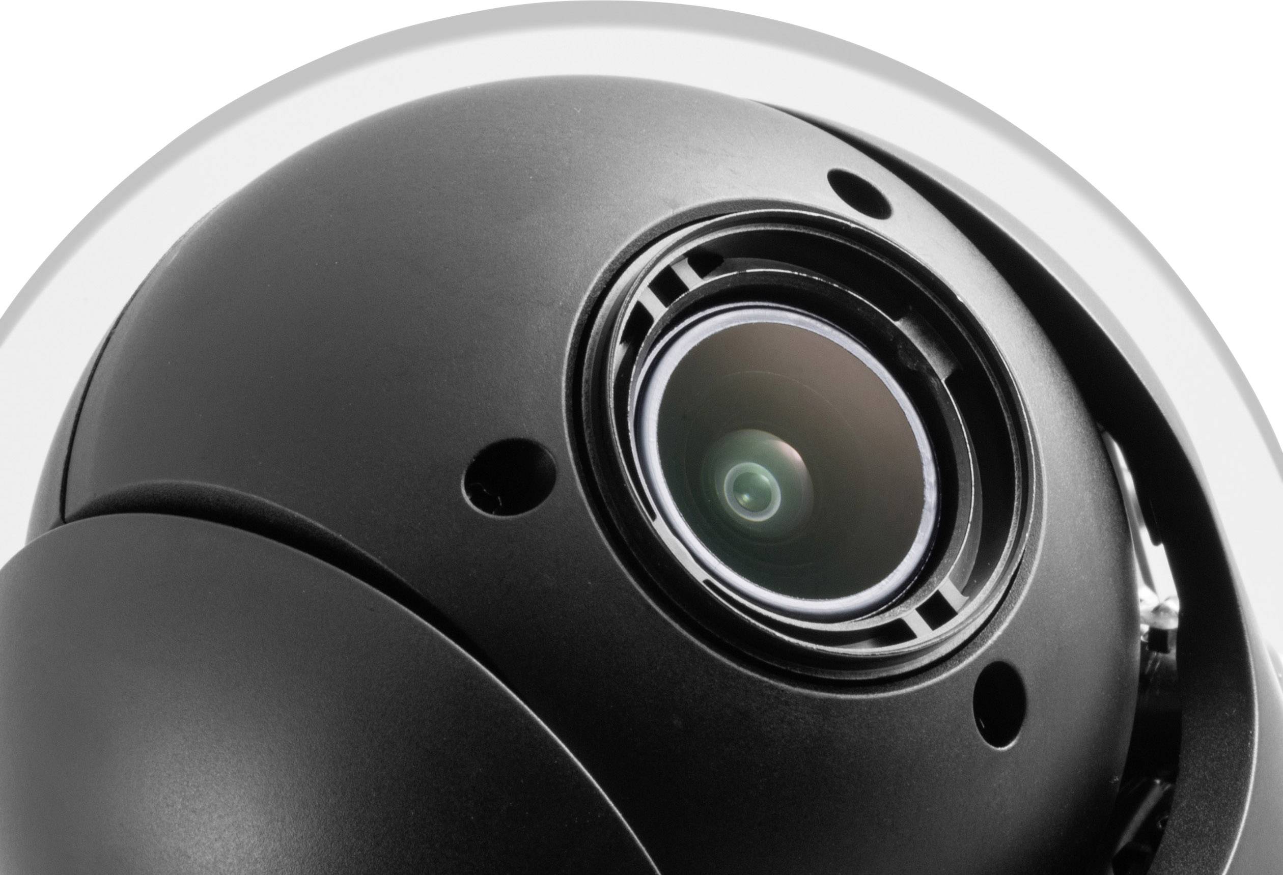 Zbliżenie czarnej kamery kopułkowej. Obiektyw jest wyraźnie widoczny w centrum i odbija delikatne światło.