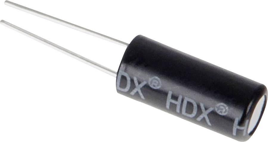 Cylindryczny kondensator elektrolityczny z dwoma przewodami przyłączeniowymi. Jest czarny i posiada napis 'HDX'.