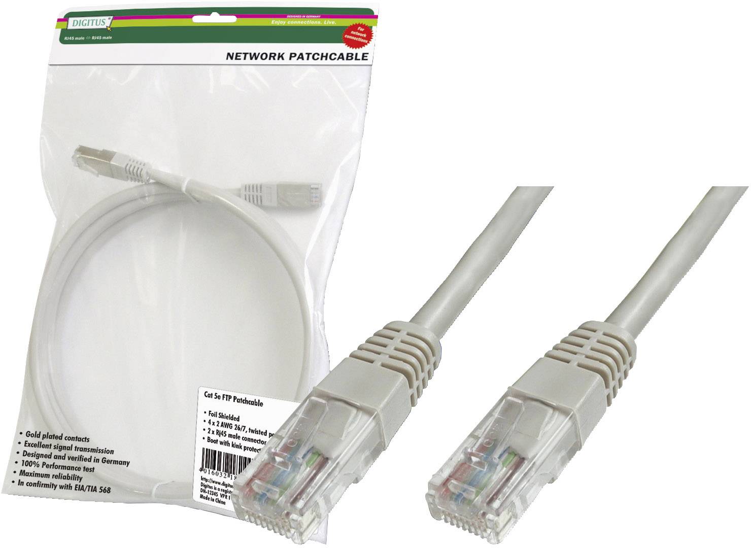 Kabel sieciowe Patchcord CAT 5e, dwa ujęcia: opakowanie z kablem oraz osobne zbliżenie wtyków z pozłacanymi stykami.