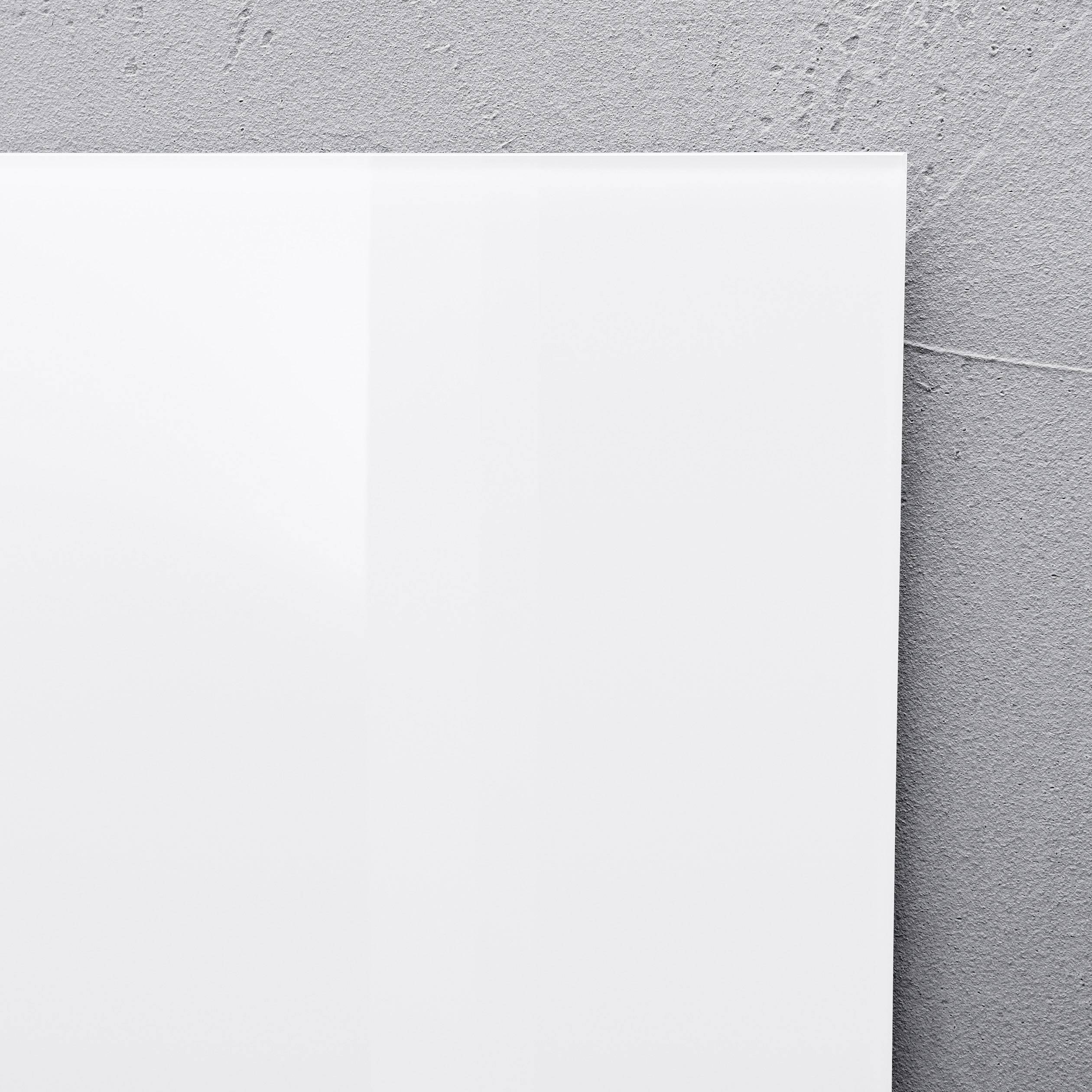 Biała ściana na szarym tle betonowym.