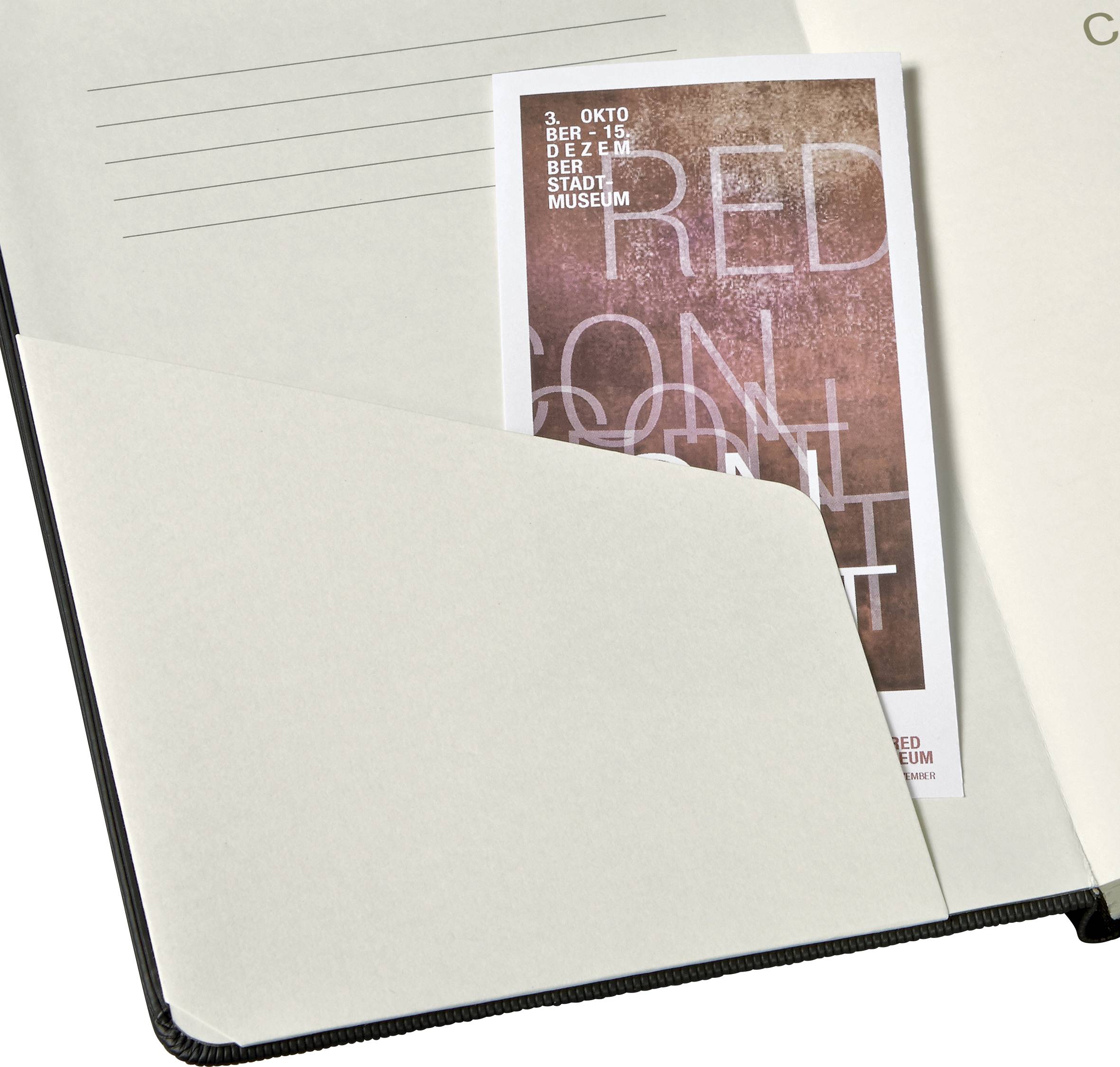 Czerwony plakat z tekstem 'RED CON' oraz informacjami o muzeum znajduje się w kremowej teczce leżącej na stole.