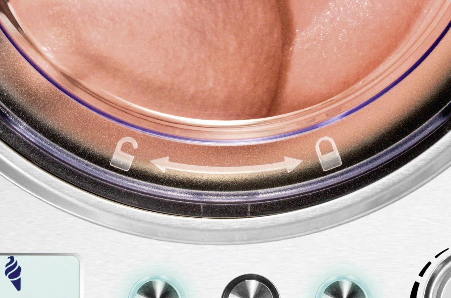 Widok z przodu pralki z częściowo otwartymi drzwiczkami, symbole zamka wskazujące stan otwarty i zamknięty, metalowe gałki u dołu.