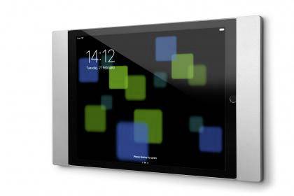 Prostokątne urządzenie z ekranem wyświetla cyfrowy czas '14:12', na tle kolorowych, nakładających się kwadratów.