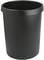 Czarny kosz na śmieci z tworzywa sztucznego; okrągły i o prostym designie, typowy dla biur lub gospodarstw domowych do wyrzucania odpadów.