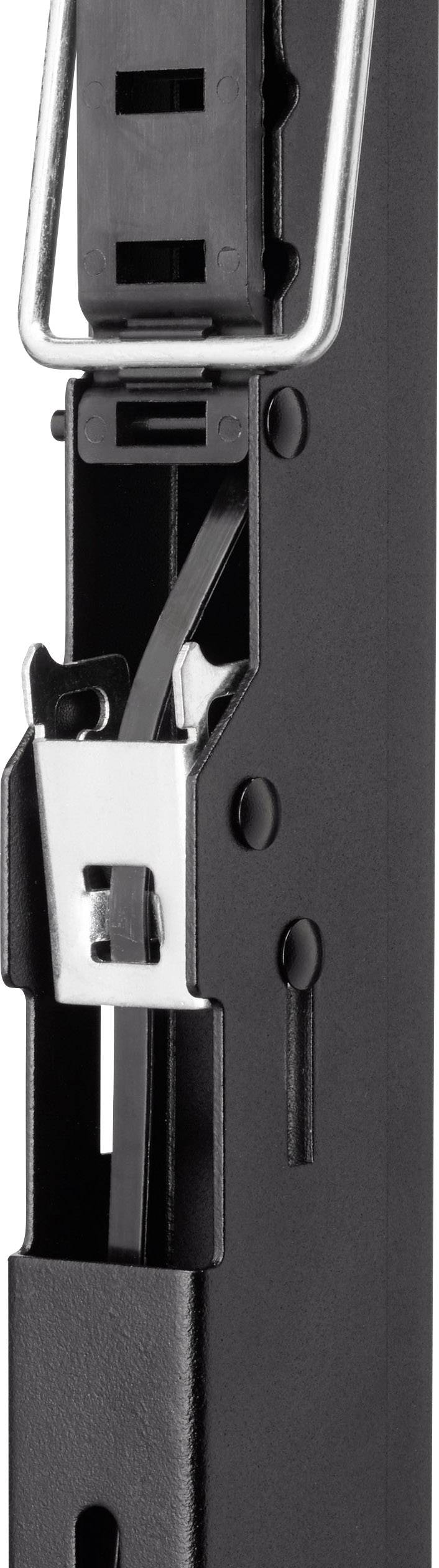 Metalowy zamek uchwytu czarnej walizki z srebrnymi elementami, focus na mechanizmie zamykającym i dźwigni.