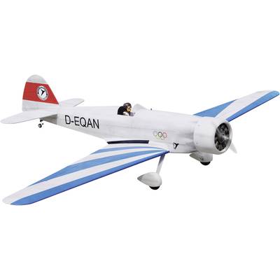 Miniaturowy samolot w kolorach niebieskim i białym, z oznaczeniem 'D-EQAN' na kadłubie, nosi olimpijskie pierścienie.