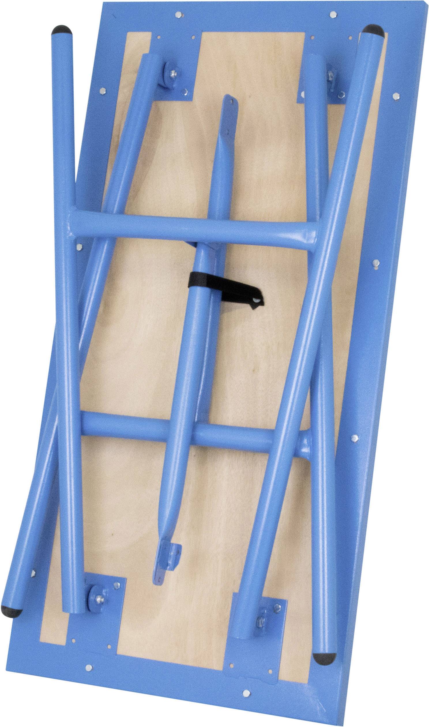 Składany stolik z drewna i metalu, w pozycji złożonej. Nogi stołu są niebieskie i połączone zawiasami, co ułatwia transport.