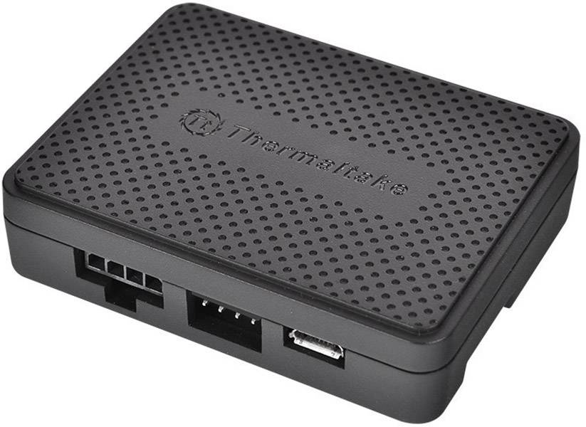 Czarna, prostokątna jednostka sterująca Thermaltake z perforowaną powierzchnią, wieloma gniazdami przyłączeniowymi i portem USB.